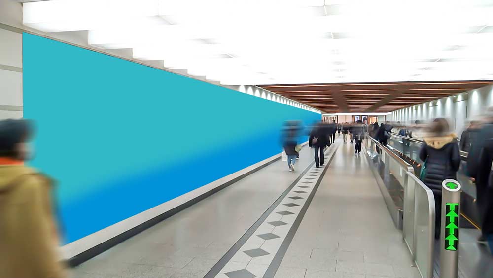 阪急電車の交通広告 写真