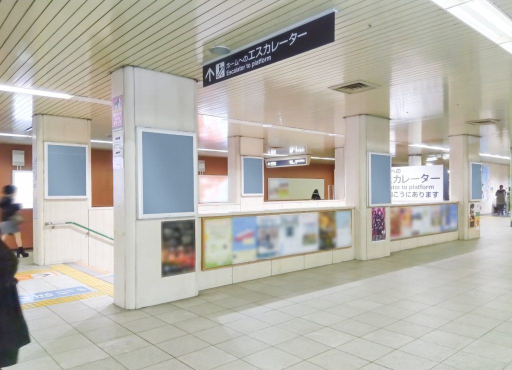 四条駅 階段上柱 B1ポスター広告